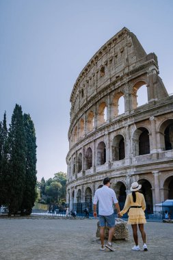 Roma 'daki Kolezyum manzarası ve sabah güneşi, İtalya, Avrupa
