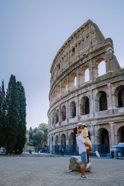 Roma 'daki Kolezyum manzarası ve sabah güneşi, İtalya, Avrupa