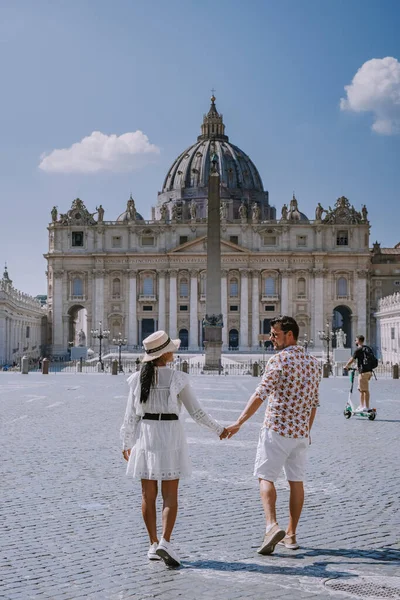 Basílica de San Pedro por la mañana desde la Via della Conciliazione en Roma. Ciudad del Vaticano Roma Italia. Arquitectura y punto de referencia de Roma. Catedral de San Pedro en Roma. Iglesia renacentista italiana. — Foto de Stock