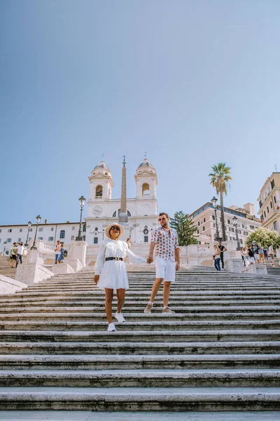 La Plaza de España en Roma, Italia. El famoso lugar es un gran ejemplo del estilo barroco romano — Foto de Stock