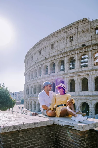 Vista do Coliseu em Roma e sol da manhã, Itália, Europa — Fotografia de Stock