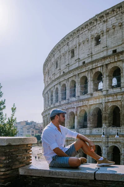 Vista del Coliseo en Roma y el sol de la mañana, Italia, Europa — Foto de Stock