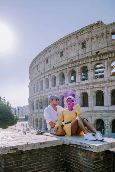 Vista del Coliseo en Roma y el sol de la mañana, Italia, Europa — Foto de Stock