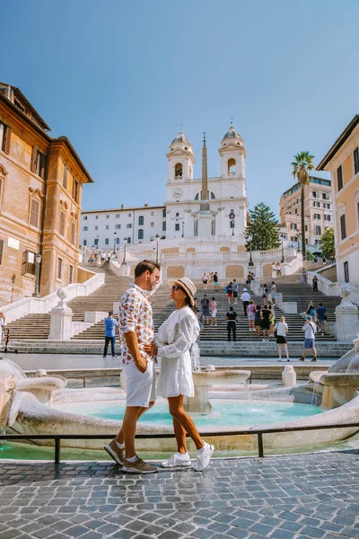 La Plaza de España en Roma, Italia. El famoso lugar es un gran ejemplo del estilo barroco romano — Foto de Stock