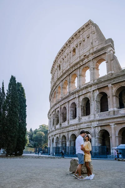 Vista del Coliseo en Roma y el sol de la mañana, Italia, Europa — Foto de Stock
