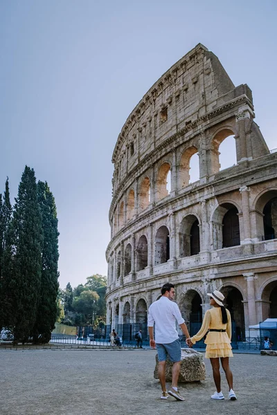 Vista del Coliseo en Roma y el sol de la mañana, Italia, Europa — Foto de Stock