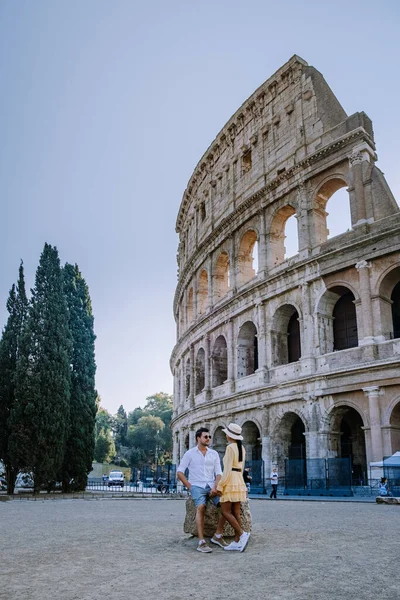 Vista do Coliseu em Roma e sol da manhã, Itália, Europa — Fotografia de Stock