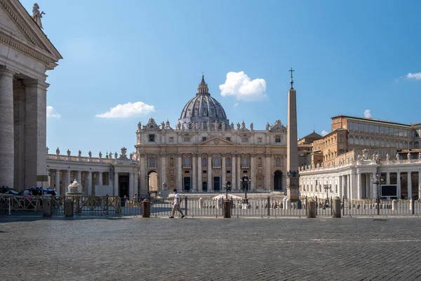 Sabah St. Peters Bazilikası Roma 'daki Via della Conciliazione' den. Vatikan, Roma, İtalya. Roma mimarisi ve dönüm noktası. Roma 'daki St. Peters katedrali. İtalyan Rönesans Kilisesi.