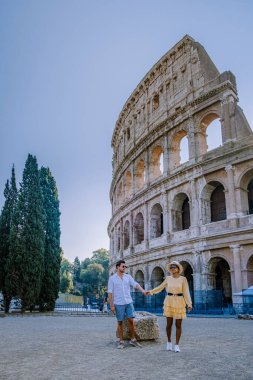 Roma 'daki Kolezyum manzarası ve sabah güneşi, İtalya, Avrupa
