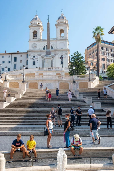 Roma septiembre 2020, La Plaza de España en Roma, Italia. El famoso lugar es un gran ejemplo de estilo barroco romano con personas con protección bucal durante el brote de covidio 19 — Foto de Stock