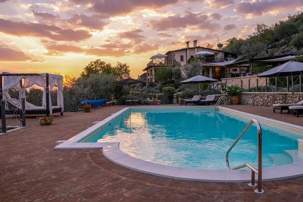 İtalya 'da yüzme havuzu olan lüks kır evi. — Stok fotoğraf