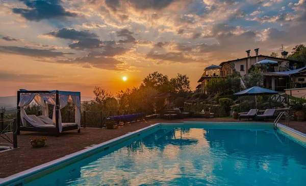 이탈리아에 수영장이 있는 호화 로운 시골 집 — 스톡 사진
