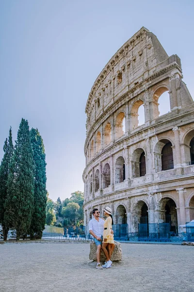 Vista del Coliseo en Roma y el sol de la mañana, Italia, Europa — Foto de Stock