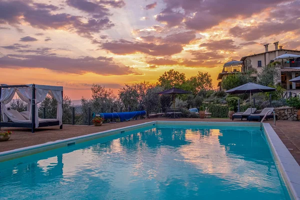 Элитный загородный дом с бассейном в Италии — стоковое фото