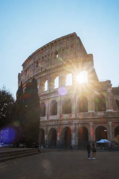 Uitzicht op het Colosseum in Rome en de ochtendzon, Italië, Europa — Stockfoto