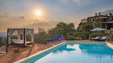 İtalya 'da yüzme havuzu olan lüks bir kır evi, İtalya' da lüks bir villada tatil yapan bir çift., 