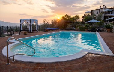 İtalya 'da yüzme havuzu olan lüks bir kır evi, İtalya' da lüks bir villada tatil yapan bir çift., 