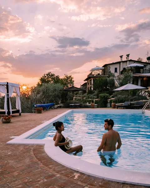 Casa de campo de lujo con piscina en Italia, Pareja de vacaciones en villa de lujo en Italia, hombres y mujeres viendo la puesta de sol — Foto de Stock