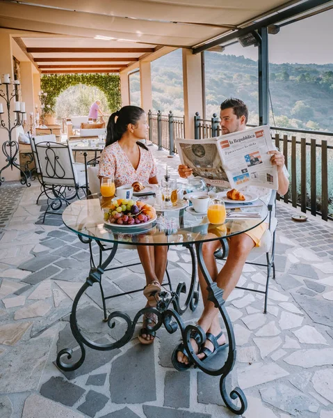 Pareja desayunando en villa de lujo en el campo italiano cerca de Roma Italia —  Fotos de Stock