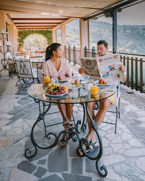 Pareja desayunando en villa de lujo en el campo italiano cerca de Roma Italia —  Fotos de Stock