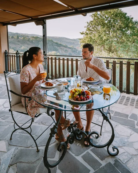 Couple having breakfast at luxury villa at the Italian country side near Rome Italy — Stock Photo, Image