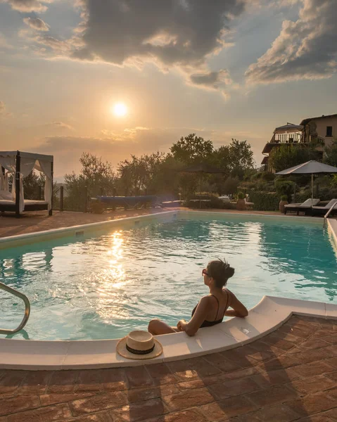 Casa di campagna di lusso con piscina in Italia, Coppia in Vacanza in villa di lusso in Italia, uomini e donne che guardano il tramonto — Foto Stock