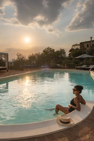 Casa de campo de lujo con piscina en Italia, Pareja de vacaciones en villa de lujo en Italia, hombres y mujeres viendo la puesta de sol — Foto de Stock