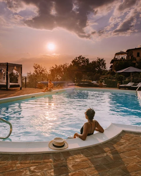 Maison de campagne de luxe avec piscine en Italie, Couple en vacances dans une villa de luxe en Italie, hommes et femmes regardant le coucher du soleil — Photo