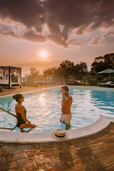 Casa di campagna di lusso con piscina in Italia, Coppia in Vacanza in villa di lusso in Italia, uomini e donne che guardano il tramonto — Foto Stock