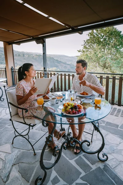 ローマの近くのイタリアの田舎の高級別荘で朝食をとるカップルイタリア — ストック写真