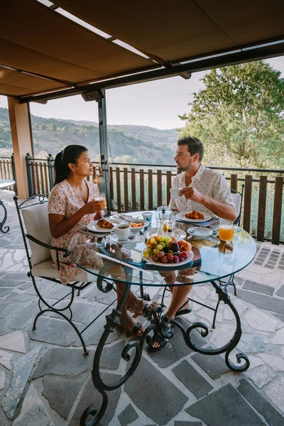 Couple having breakfast at luxury villa at the Italian country side near Rome Italy — Stock Photo, Image