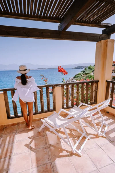 Donna sul balcone in vacanza vacanza vacanza di lusso con vista sull'oceano di Creta Grecia — Foto Stock