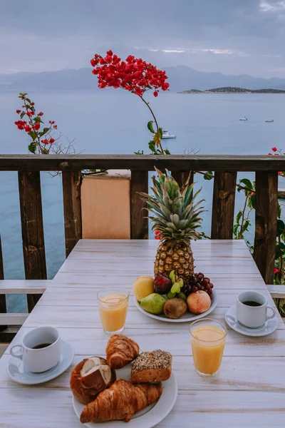 Mesa y sillas con desayuno durante el amanecer en el mar meditario en Grecia —  Fotos de Stock