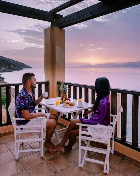 Tavolo e sedie con colazione all'alba al mare meditariano in Grecia — Foto Stock
