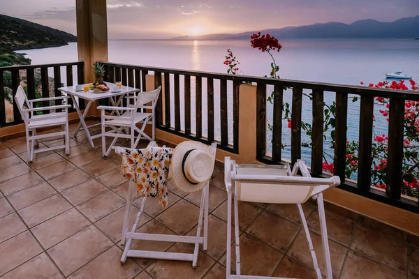 Tavolo e sedie con colazione all'alba al mare meditariano in Grecia — Foto Stock