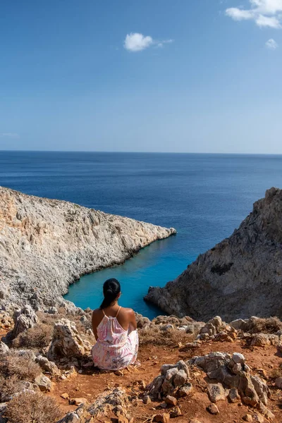 Crete Greece Seitan Limania beach with huge cliff by the blue ocean of the Island of Crete in Greece, Seitan limania beach on Crete, Greece — Stockfoto