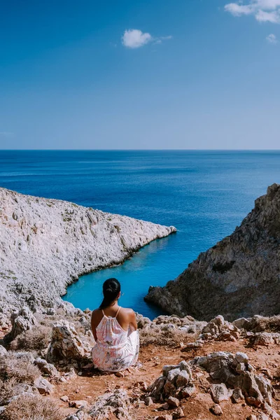 Crete Greece Seitan Limania beach with huge cliff by the blue ocean of the Island of Crete in Greece, Seitan limania beach on Crete, Greece — Foto de Stock