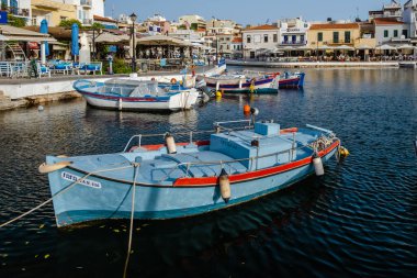 Agios Nikolaos, Girit, Yunanistan. Agios Nikolaos, Girit adasının doğu kesiminde Mirabello körfezinin kuzeybatısında inşa edilmiş pitoresk bir kasabadır.