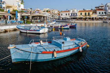 Agios Nikolaos, Girit, Yunanistan. Agios Nikolaos, Girit adasının doğu kesiminde Mirabello körfezinin kuzeybatısında inşa edilmiş pitoresk bir kasabadır.
