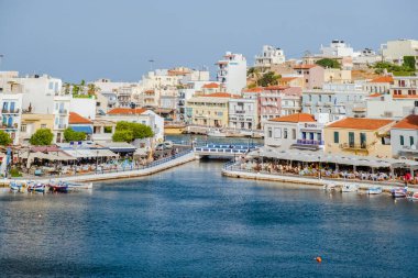 Agios Nikolaos, Girit, Yunanistan. Agios Nikolaos, Girit adasının doğu kesiminde Mirabello körfezinin kuzeybatısında inşa edilmiş pitoresk bir kasabadır.