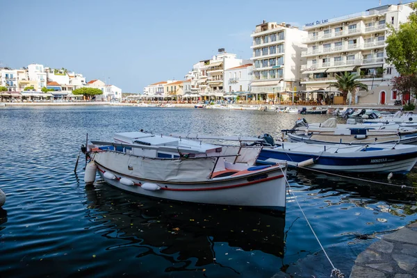 Agios Nikolaos, Creta, Grecia. Agios Nikolaos è una pittoresca città nella parte orientale dell'isola di Creta costruita sul lato nord-ovest della tranquilla baia di Mirabello — Foto Stock