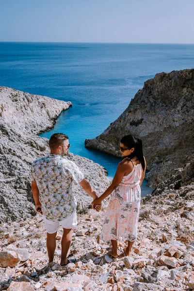 Crete Greece Seitan Limania beach with huge cliff by the blue ocean of the Island of Crete in Greece, Seitan limania beach on Crete, Greece — Stock fotografie