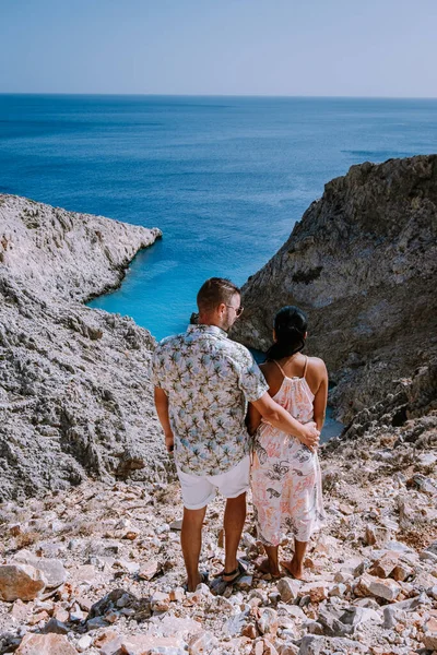 Crete Greece Seitan Limania beach with huge cliff by the blue ocean of the Island of Crete in Greece, Seitan limania beach on Crete, Greece — Foto de Stock