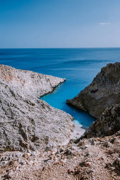 Crete Greece Seitan Limania beach with huge cliff by the blue ocean of the Island of Crete in Greece, Seitan limania beach on Crete, Greece —  Fotos de Stock