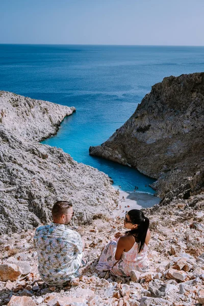 Crete Greece Seitan Limania beach with huge cliff by the blue ocean of the Island of Crete in Greece, Seitan limania beach on Crete, Greece — Stockfoto