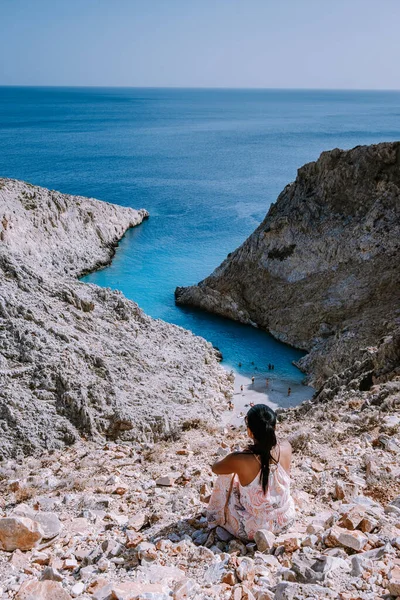 Crete Greece Seitan Limania beach with huge cliff by the blue ocean of the Island of Crete in Greece, Seitan limania beach on Crete, Greece — Stockfoto