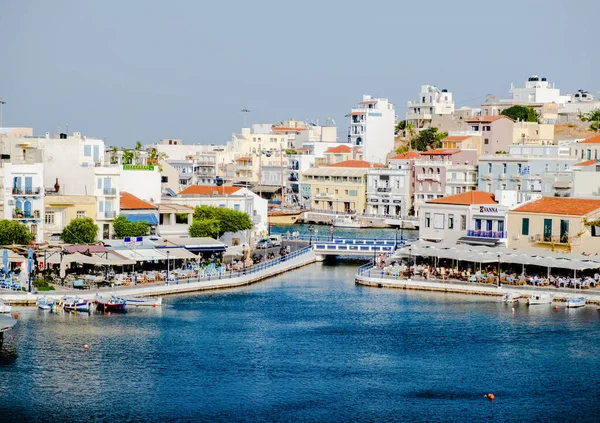 Agios Nikolaos, Creta, Grécia. Agios Nikolaos é uma pitoresca cidade na parte oriental da ilha de Creta construída no lado noroeste da pacífica baía de Mirabello — Fotografia de Stock