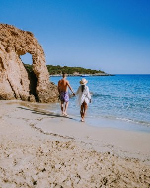 Voulisma plajı, Istron, Girit, Yunanistan tropik plajı, Yunanistan 'da tatil yapan çift