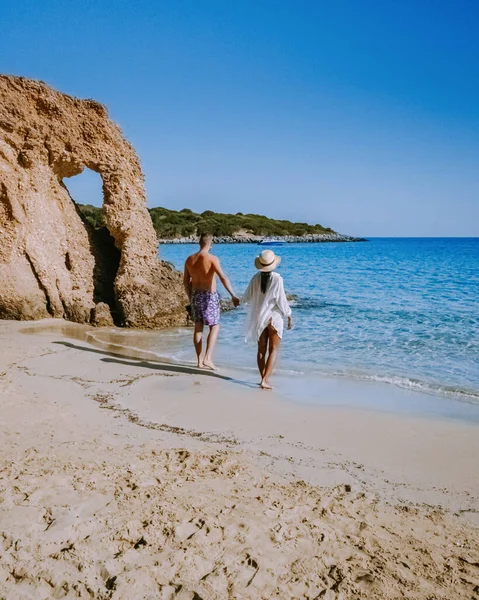 Tropischer Strand von Voulisma, Istron, Kreta, Griechenland, Paar im Urlaub in Griechenland — Stockfoto