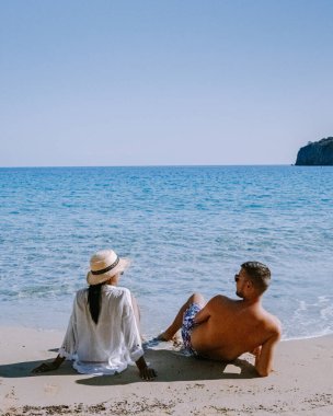 Voulisma plajı, Istron, Girit, Yunanistan tropik plajı, Yunanistan 'da tatil yapan çift